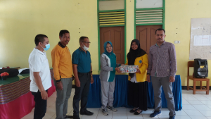 Mahasisswa PLP Unidayan Menyerahkan Cinderamata Kepada Kepala SMAN 3 Baubau Siti Yuliana, S.Pd, M.Pd didampingi DOsen Pembimbing Saifullah, S.Pd, M.TESOL pada kegiatan Penarikan Mahasiswa PLP di Kampus HIjau SMAN 3 Baubau Sabtu (24/9)