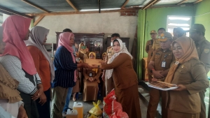 Ketua TP PKK didampingi Kadis Dikbud dan Ketua PGRI Baubau saat menyerahkan bantuan bagi keluarga Korban Kebakaran pada Senin (13/3/2023)