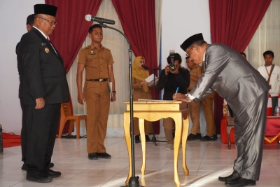 Bupati Busel, H.Muhammad Adios saat melantik pejabat eselon II lingkup Pemkab Buton Selatan 