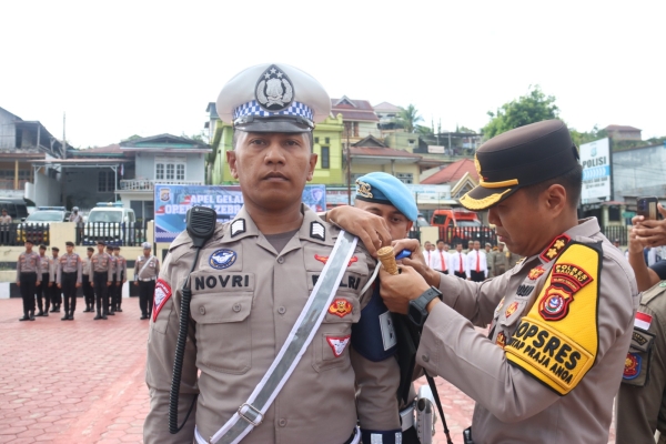 Kapolres Baubau AKBP Bungin Masokan Misalayuk, SH, SIK, MSi saat menyematkan pita Operasi Anoa 2024