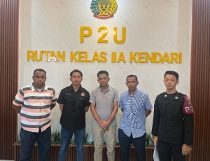 Terdakwa Muhamad Rais (tengah) didampingi tim Kejari Baubau saat tiba di Rutan Kelas IIA Kendari   foto Ist