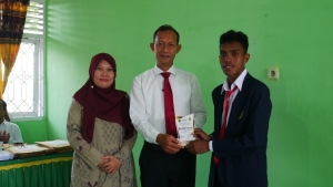Kepala SMAN 3 Baubau LA Ode Mustafa bersama Dosen Pembimbing dan Mahasiswa PLP II UMB pada kegiatan penarikan mahasiswa PLP II Senin (20/5/2024)