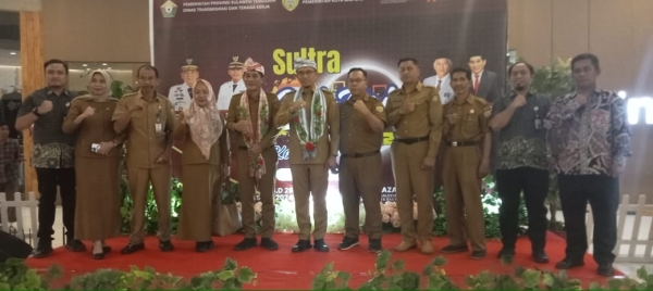 Kadis Transnaker Sultra, LM Ali Haswandy dan Pj Wali Kota Baubau, Dr Rasman Manafi foto bersama perwakilan 17 perusahaan saat pembukaan Sultra job Fair 2024 di Kota Baubau