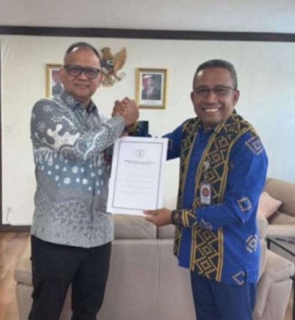 Prof Zamrun saat menerima SK Perpanjangan sebagai Rektor UHO  Foto IST