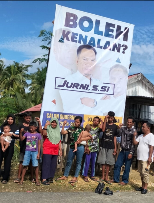 warga yang sudah jadi &quot;Kenalan Jurni&quot; berfoto dengan semangat juang di depan Baleho Balon Gubernur Sultra, Jurni, S.Si