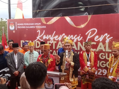 Ketgam: Pasangan Lukman Abunawas dan La Ode Ida didampingi pengurus partai pendukung dan tokoh adat saat mendaftar di KPU Sultra