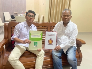 Pasangan Bakal calon Bupati dan wakil Bupati Busel, H.Muhamad Adios-La Ode Risawal menunjukan B1-KWK dari Partai PKB dan Gerindra