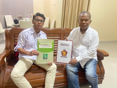 Pasangan Bakal calon Bupati dan wakil Bupati Busel, H.Muhamad Adios-La Ode Risawal menunjukan B1-KWK dari Partai PKB dan Gerindra