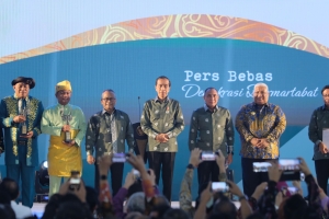 Presiden Jokowi bersama Ketua PWI Pusat Atal S Depari