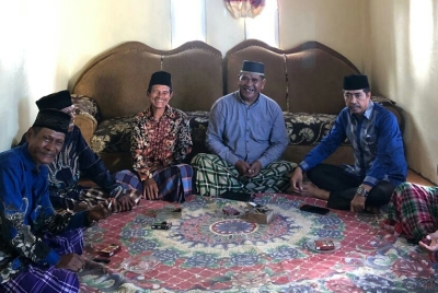 Muh Djudul bersama perangkat adat Desa Lapandewa Kaindea 