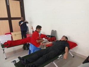 Kadis Transnaker Sultra, LM Ali Haswandy saat donor darah yang digelar dalam rangka Mayday