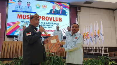 Andi Ady Aksar (kiri) saat menerima mandat hasil Musorprovlub KONI Sultra