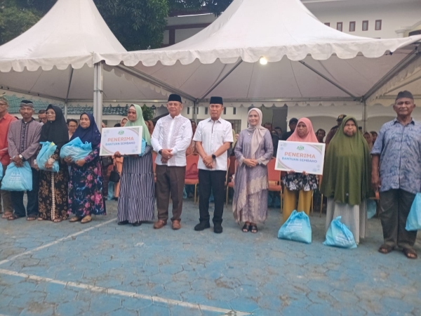 Gubernur Sultra, Andi Sumangerukka didampingi Wali Kota dan Wawali Baubau foto bersama penerima bantuan