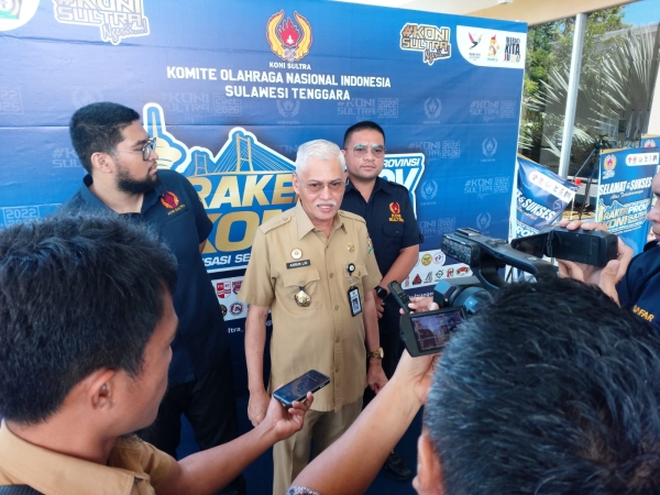 Sekretaris Provinsi Sultra Asrun Lio saat di temu awak media usai Rapat Kerja Provinsi KONI Sultra.