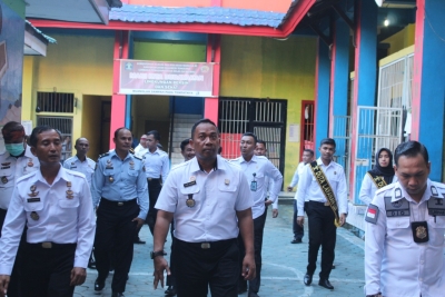 Irwil II Kemenkumham RI, Lilik Sujandi didampingi Kalapas Kelas IIA Baubau saat meninjau fasilitas Lapas