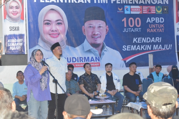 Siska-Sudirman saat mengukuhkan tim pemenangan di Kecamatan Mandonga