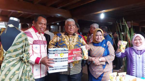 Gubernur Sultra H Ali Mazi, SH saat berkunjung di Tand Pameran produk Unggulan Kota Baubau di TMII Jumat (2/12) Foto : Bardin