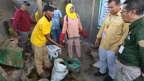Inovasi 'Sampah Mangkilo' yang dihadirkan Dinas Lingkungan Hidup Baubau di kawasan Pasar Wameo Baubau