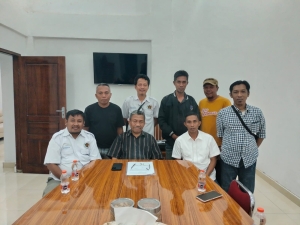 Plt, Bupati Muna, Drs.H.Bachrun saatmenerima kunjungan Ketua PWI Sultra, Sarjono dan Pengurus PWI Baubau