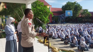 Wakapolres Baubau Kompol Bahtiar, S.Sos dihadapan para siwa SMAN 2 Baubau Kamis (04/08/2022)