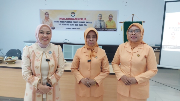 Ketua DWP Provinsi Sultra Ny Hj Wa Ode Munanah Asrun Lio (Tengah) didampingi Penasehat DWP Kota Baubau (Ny Hj Sitti Aryati Yusran (Kiri) dan Ketua DWP Kota Baubau Ny Wa Ode Suminarni Fasikin (Kanan) pada Kunjungan kerja di Kota Baubau Sabtu (12/4/2025)