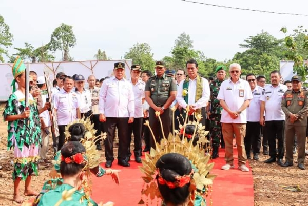 Menteri Pertanian Ri, Andi Amran Sulaiman didampingi Sekda Sultra, Asrun Lio dan Bupati Konut, Ruksamin disambut tarian saat kunjungan di Konut 