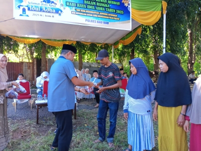 Pembagian daging qurban kepada masyarakat yang membutuhan