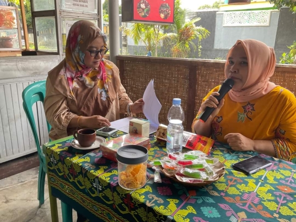 Ketua Dekranasda Kota Baubau Ny. Reffiani Dwiatmo Rasman, ST saat mendampingi pelaku IKM Kota Baubau di salah satu Sentra Produksi Rumput Laut di Nusa Tenggara Barat (NTB)