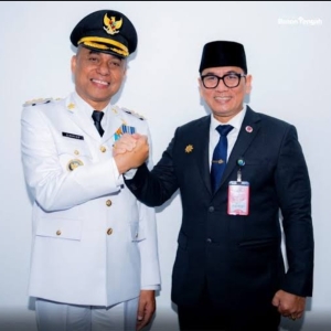 Pj Bupati Buteng H Kostantinus Bukide SH.MSi berfoto bersama Pj Bupati Buteng sebelumnya Dr.Drs.H. Muhammad Andi Yusuf MSi usai pelantikan. Foto : IST