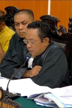 H La Ode Arusani didampingi Kuasa Hukumnya Bosman saat di persidangan   Foto Ist