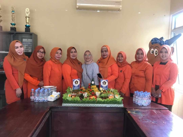 Ketua IKWI Sultra, Haspiana Sarjono (4 dari kiri) bersama pengurus IKWI Sultra lainnya saat memperingati HUT ke-62 IKWI tahun 2023 di kantor PWI Sultra.