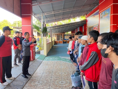 Kalapas kelas IIA Baubau, Herman Mulawarman saat melepas 24 Napi yang mendapat program Asimilasi di rumah