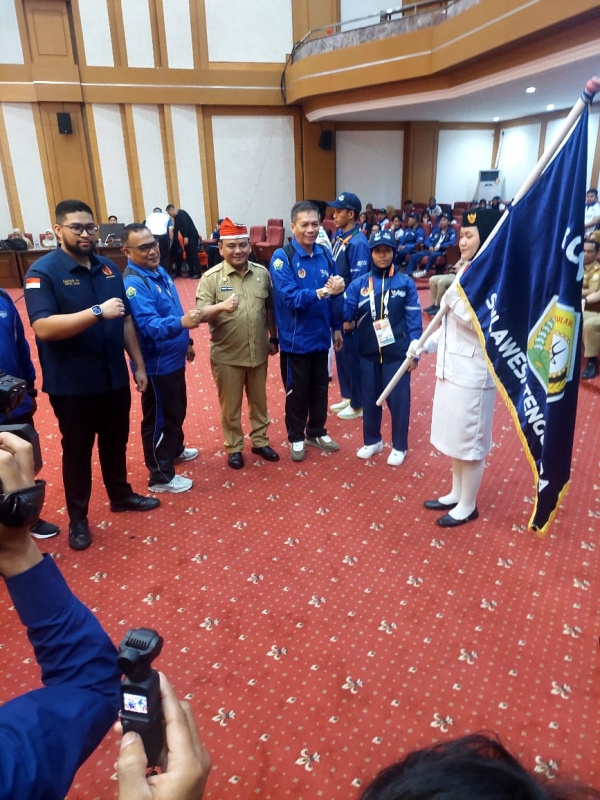 PJ Gubernur, Andap Budhi Revianto saat melepas kontingen Sultra 