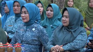 Ketua TP PKK Kota Baubau Wa Ode Nursanti Monianse Bersama Ketua TP PKK Provinsi Sultra Hj Nur Endang
