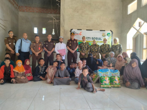 Kajari Baubau, Jaya Putra, SH bersama jajarannya saat menyerahkan bantuan sembako dalam rangka hari bhakti Adhyaksa 