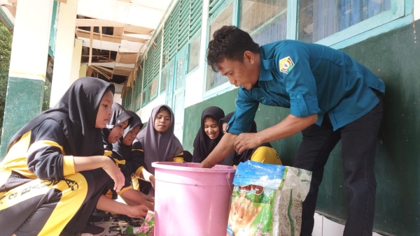 Kegiatan Projek Penguatan Profil Pelajar Pancasila dengan Tema Pembuatan Pupuk Kompos oleh Siswa Kelas X SMAN 3 Baubau