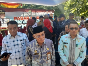 Sekda Prov Sultra, Asrun Lio didampingi Pj Walikota Baubau, Rasman Manafi dan Kepala Biro Ekonomi Setprov Sultra, Abdul Rajab saat meinjau pasar murah di Kota Baubau  