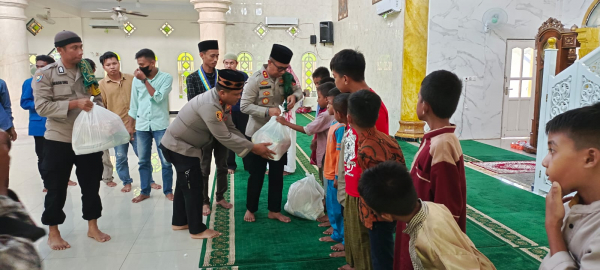 Plh Kapolres Baubau AKBP Suharman Sanusi menyerahkan Sembako kepada Jamaah (Anak anak) usai melaksanakan Shalat Jumat di Masjid Nurul Ikhsan Bone-bone (11/11)