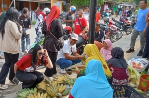 Ketgam: Bakal calon Gubernur Sultra, Ir. Hugua saat menyapa para pedagang di Wakatobi