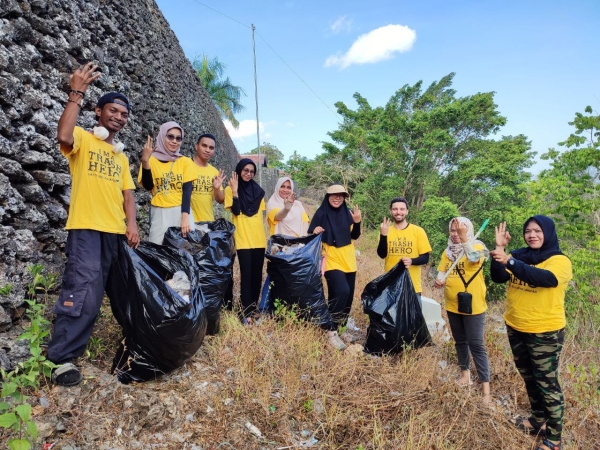 Trash Hero Baubau saat melakukan pembersihan di kawasan benteng keraton Buton Minggu (24/9/2023)