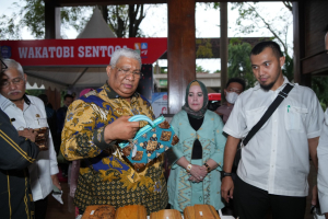 Gubernur Sultra, Ali Mazi didampingi Kadis Perindag Sultra, Hj Sitti Saleha saat meninjau langsung pameran mini saat meresmian anjungan Sultra di Taman Mini Indoesia Indah (TMII) baru-baru ini