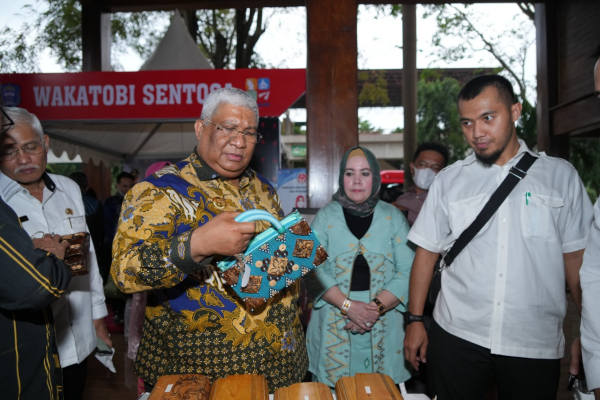 Gubernur Sultra, Ali Mazi didampingi Kadis Perindag Sultra, Hj Sitti Saleha saat meninjau langsung pameran mini saat meresmian anjungan Sultra di Taman Mini Indoesia Indah (TMII) baru-baru ini