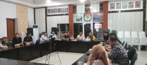 Ketua KPU Sultra, Asril didampingi komisioner KPU saat memimpin rapat pemantapan debat publik ke tiga Cagub dan Cawagub Sultra