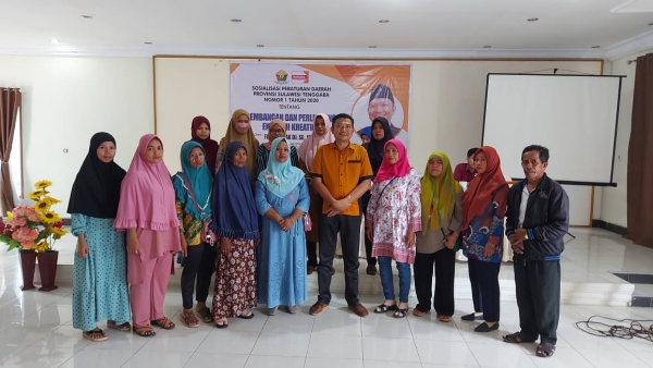 Anggaota DPRD Sulrea, fajar ishak daeng Jaya, SE,MH bersama warga di Kabupaten Buton usai sosialisasi perda