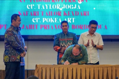 Gubernur Sultra, Andi Sumangerukka saat membuka sosialisasi Perpres Pengadaan Barang/Jasa