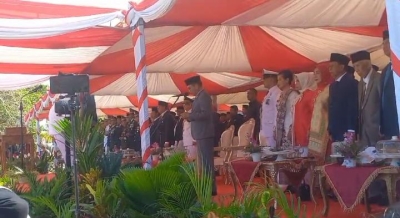 Ketua DPRD Sultra, Abdurahman Shaleh saat membacakan teks Proklamasi pada HUT RI ke-78 di halaman Kantor Gubernur Sultra