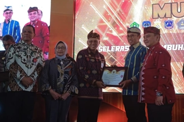 Pj Wali Kota Baubau Dr, Muh Rasman Manafi, SP, M.Si menerima penghargaan atas prestasi Kota Baubau sebagai Terbaik I Perencanaan pembangunan Daerah (PPD) Tahun 2024
