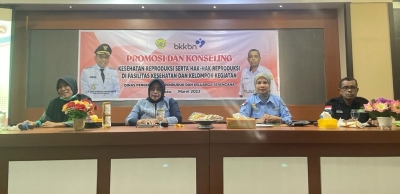 Ketua TP PKK Kota Baubau Wa Ode Nursanti  Monianse saat memberikan materi pada acara Promosi dan kesling  dengan Tema &quot;Kesehatan Reproduksi serta Hak Hak Reproduksi di fasilitas kesehatan dan kelompok kegiatan&quot; di Aula Hotel Galaxi Inn Kota Baubau Kamis (16/3/2023). 