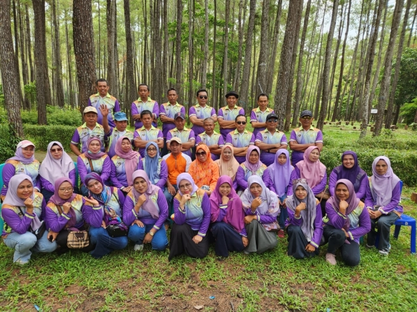 Suasana Kebersamaan CPND Angkatan I Kota Baubau Tahun 2003 di HUtan Pinus Samparona Sabtu (30/12/2023)