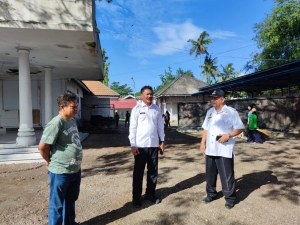 Pj Sekda Kota Baubau La Ode Fasikin saat Pembersihan di eks Rujab Bupati Buton yang sebelumnya tampak kumuh
